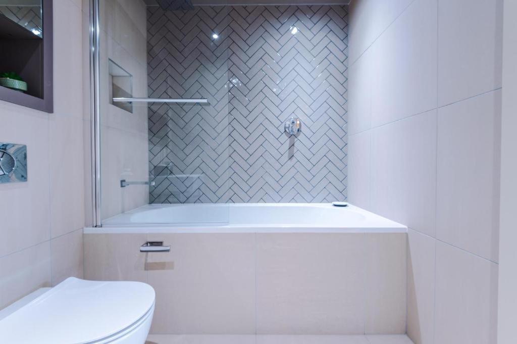 Exquisite Abode Sleeps 6! Apartment York