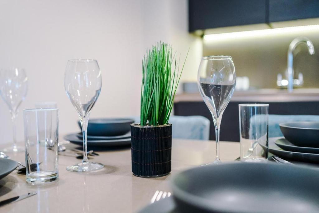 Exquisite Abode Sleeps 6!